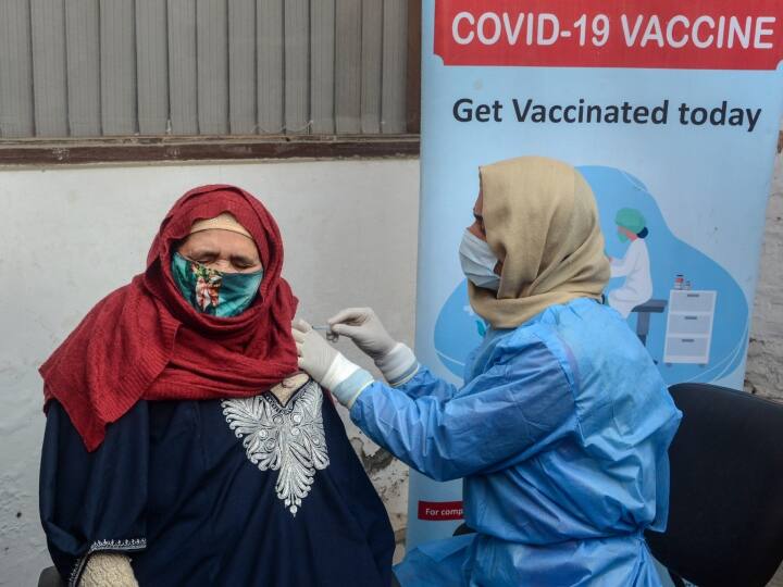 Covid Vaccination: लखनऊ के सरकारी केंद्रों पर वैक्सीन लगवाने जाएंगे तो लौटना पड़ेगा वापस, ये है वजह Lucknow Uttar Pradesh Coronavirus vaccine precautionary dose government centers Deputy CM Brajesh Pathak said Covid Vaccination: लखनऊ के सरकारी केंद्रों पर वैक्सीन लगवाने जाएंगे तो लौटना पड़ेगा वापस, ये है वजह