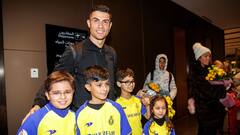 Al Nassr Welcomes Ronaldo: খুদেদের সঙ্গে তুললেন ছবি, রাজকীয় ভঙ্গিমায় রোনাল্ডোকে স্বাগত জানাল আল নাসর