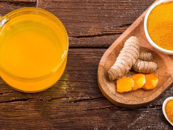 जब दूध गर्म हो जाए तो गैस बंद कर दें. कंडेंस्ड मिल्क में वनीला एसेंस डालकर अच्छी तरह फेंट लें.हल्दी पाउडर डालकर अच्छी तरह फेंट लें.गैस चालू करें और इसे 2 मिनट तक गर्म करें.बंद करें और गरम परोसें.