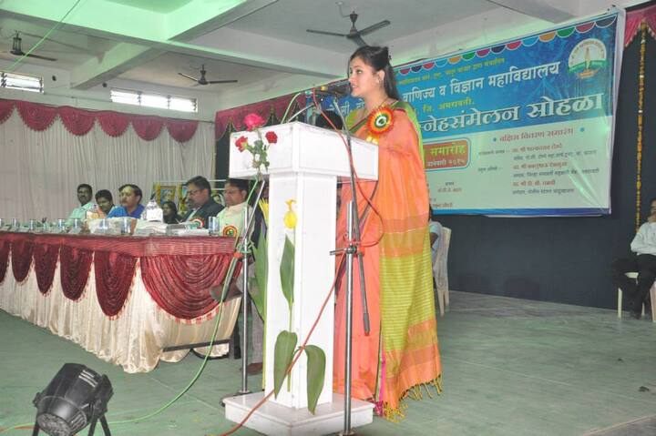 कोर्टात हजेरी लावण्याच्या आदेशासह या प्रकरणातून दोषमुक्ततीसाठी त्यांनी दाखल केलेली याचिका मुंबई सत्र न्यायालयानं फेटाळून लावली आहे.