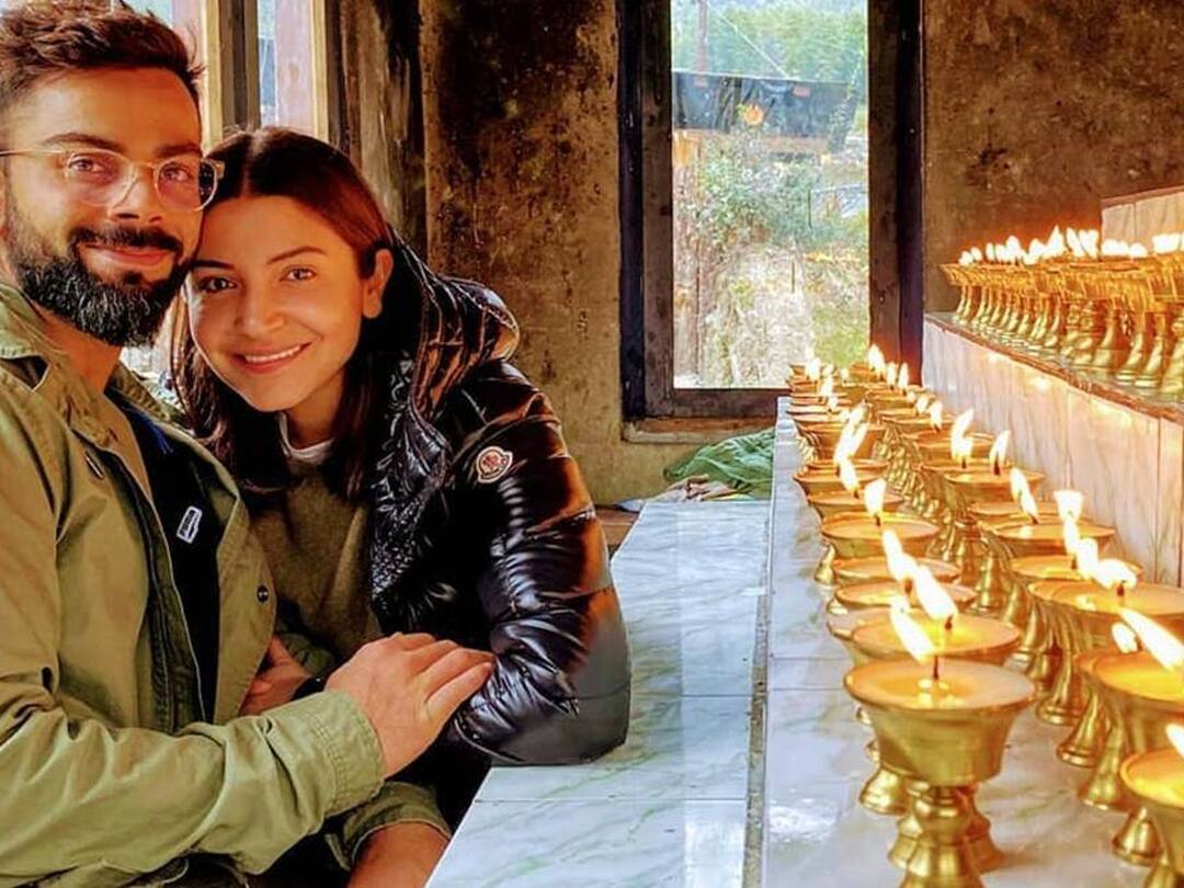 Anushka Sharma Virat Kohli visit to Vrindavan ashram distribute blankets photos go viral ஆசிரமத்தில் தியானம்; பக்தர்களுக்கு போர்வை தானம்: குட்டி ஆன்மீகப் பயணம் சென்ற விராட் - அனுஷ்கா ஜோடி