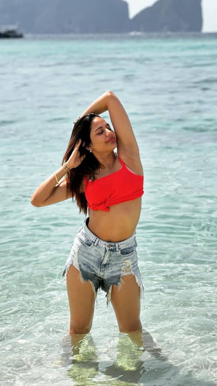 அந்த வகையில் தற்போது சில புகைப்படங்களை வெளியிட்டுள்ளார்