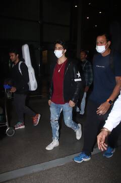 Nora Fatehi के साथ डेटिंग की खबरों के बीच एयरपोर्ट पर स्पॉट हुए Aryan Khan,फैंस को कैजुअल लुक आया पसंद