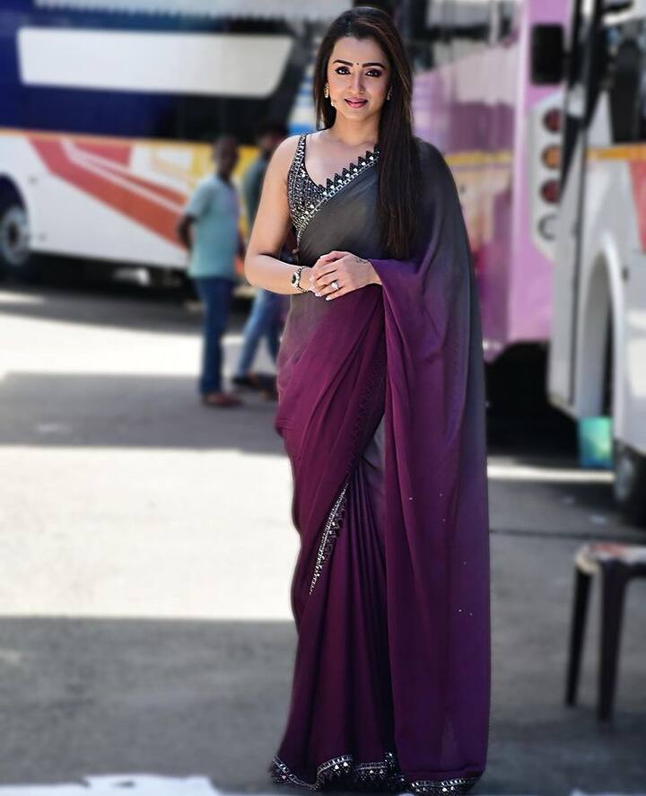 குடும்பத்தினருடன் ஆங்கிலத்தில் பேசும் பழக்கம் கொண்டவர்