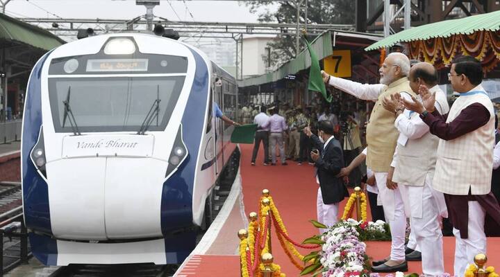 भारतीय रेल्वेला फास्ट ट्रॅकवर आणण्यासाठी पंतप्रधान नरेंद्र मोदी यांनी वंदे भारत एक्सप्रेस ट्रेनला हिरवा झेंडा दाखवला.