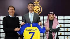 Al Nassr Welcomes Ronaldo: খুদেদের সঙ্গে তুললেন ছবি, রাজকীয় ভঙ্গিমায় রোনাল্ডোকে স্বাগত জানাল আল নাসর