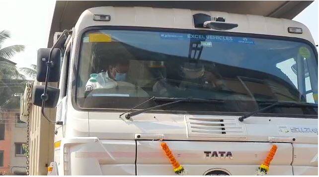 भास्कर जाधव यांनी आज मुंबई-गोवा महामार्गावर ट्रक चालवला आहे.