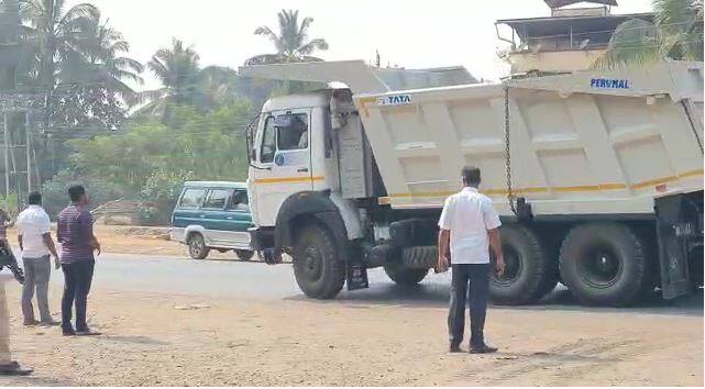 त्यांनी थेट मुंबई गोवा महामार्गावर सात किलोमीटर अंतरापर्यंत ट्रक चालवण्याचा मनमुराद आनंद लुटला.