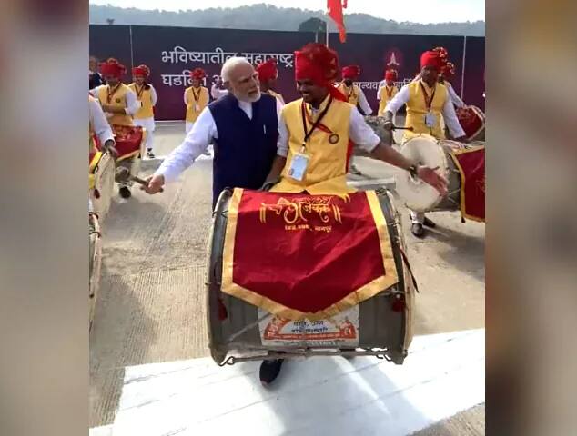 पंतप्रधान मोदी यांनी नागपूर दौऱ्यावेळी ढोलवादनाचा आनंद लुटला.