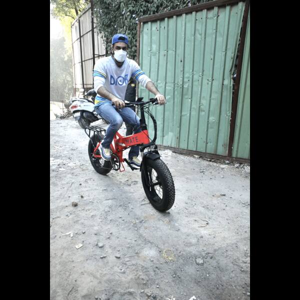 'E-bike' – गाड़ियों के अलावा रणबीर कपूर के पास एक ई-बाइक भी है. जो उन्हें उनकी वाइफ आलिया भट्ट ने गिफ्ट की थी. ये बाइक ‘Mate X’ कंपनी की है. जिसकी कीमत 1.5 लाख रुपए की है.
