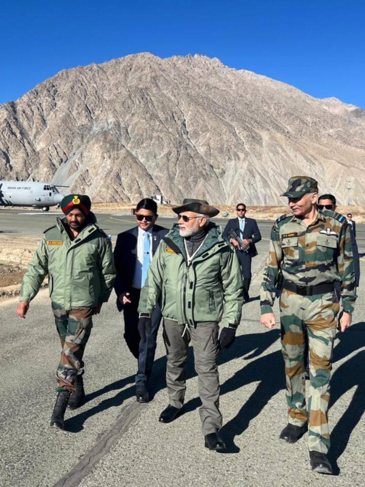 पंतप्रधान नरेंद्र मोदी यांच्या कारगिल दौऱ्याचे फोटो व्हायरल झाले होते.