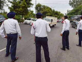 Traffic Challan: ਜੇਕਰ ਟ੍ਰੈਫਿਕ ਪੁਲਿਸ ਤੁਹਾਨੂੰ ਸੜਕ 'ਤੇ ਤੁਰਦੇ ਸਮੇਂ ਰੋਕ ਲਵੇ ਤਾਂ ਤੁਸੀਂ ਕੀ ਕਰ ਸਕਦੇ ਹੋ? ਜਾਣੋ 4 ਅਧਿਕਾਰ