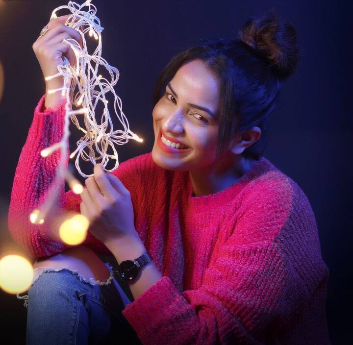 సోషల్ మీడియాలో చాలా యాక్టివ్ గా ఉండే మోనిత..ఎప్పటికప్పుడు లేటెస్ట్ ఫొటోస్ షేర్ చేస్తూ అభిమానులకు టచ్ లో ఉంటోంది.