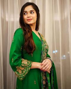 Jannat Zubair Pics: ढूंढ रही हैं मेहंदी फंक्शन के लिए परफेक्ट ड्रेस? एक बार जन्नत जुबैर के इस आउटफिट पर डालें नजर