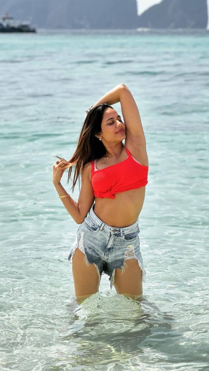 பீச் புகைப்படங்கள் தற்போது வைரலாகி வருகின்றன