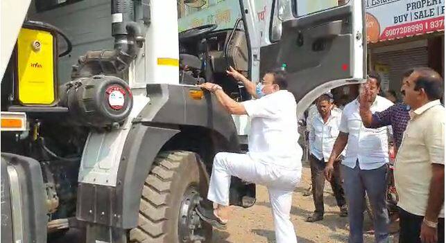 यावेळी ट्रक चालवायचा मोह भास्कर जाधव यांना आवरला नाही.