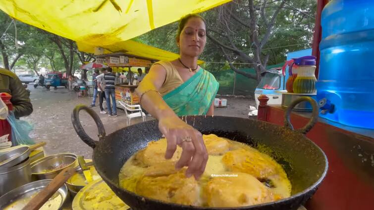 maharashtra news nashik news success story viral Jyoti wagh Serves Cheese Vadapav in Nashik Nashik News : पतीचं निधन झालं, पण ती खचली नाही; तेलाचे चटके सोसून इतरांची भूक भागवणारी 'ती' 