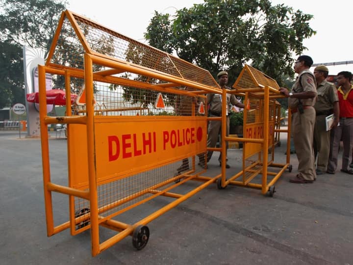 दिल्ली पुलिस के हेड कांस्टेबल ने खुद को आग में झोंका, साथी जवान ने बचाई जान, पहले भी कर चुका है ऐसा