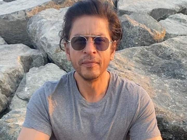 Shah Rukh Khan reveals why he adds Khan to his name during on Ask Me Anything session Shah Rukh Khan On Twitter: कश्मीरी होने के बावजूद नाम में क्यों लगाते हैं 'खान'? शाहरुख ने जवाब देकर जीत लिया फैंस का दिल