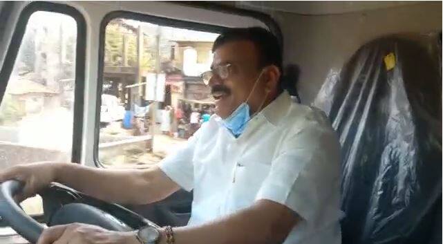 भास्कर जाधव यांच्या कार्यकर्त्यांनी नवीन ट्रक (डंपर) घेतला होता.