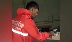 Viral Video: ਨਵੇਂ ਸਾਲ ਦੀ ਪਾਰਟੀ 'ਚ ਖਾਣਾ ਲੈ ਕੇ ਪਹੁੰਚਿਆ Zomato ਡਿਲੀਵਰੀ ਏਜੰਟ, ਫਿਰ ਦੋਸਤਾਂ ਨੇ ਡਿਲੀਵਰੀ ਬੁਆਏ ਨੂੰ ਦਿੱਤਾ ਸਰਪ੍ਰਾਈਜ਼, ਦਿਲ ਜਿੱਤ ਲਵੇਗੀ ਵੀਡੀਓ