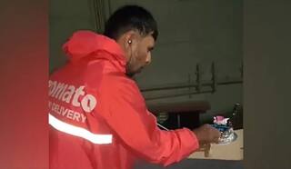Viral Video: ਨਵੇਂ ਸਾਲ ਦੀ ਪਾਰਟੀ 'ਚ ਖਾਣਾ ਲੈ ਕੇ ਪਹੁੰਚਿਆ Zomato ਡਿਲੀਵਰੀ ਏਜੰਟ, ਫਿਰ ਦੋਸਤਾਂ ਨੇ ਡਿਲੀਵਰੀ ਬੁਆਏ ਨੂੰ ਦਿੱਤਾ ਸਰਪ੍ਰਾਈਜ਼, ਦਿਲ ਜਿੱਤ ਲਵੇਗੀ ਵੀਡੀਓ