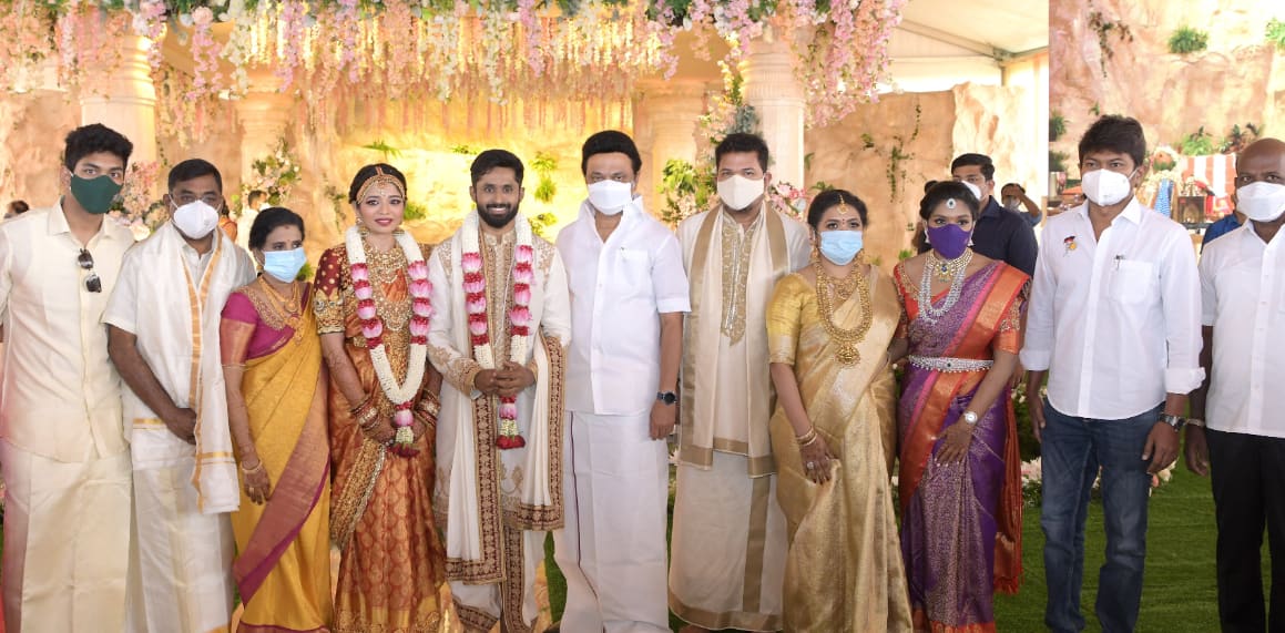 ஷங்கர் வீட்டு புத்தாண்டு கொண்டாட்டம் மிஸ்ஸான நபர்கள்.. ஷங்கர் மகள் விவாகரத்து முடிவு உண்மையா?