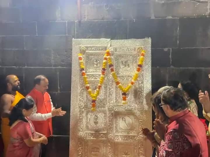 त्र्यंबकेश्वर मंदिर (Trimbakeshwar Temple) प्रशासनानं दिलेल्या माहितीनुसार, 5 जानेवारी 2023 ते 12 जानेवारी 2023 पर्यंत पूर्णपणे काम बंद राहणार आहे. ज्योतिर्लिंगाचे आणि मंदिराच्या संरक्षण कामांमुळे मंदिर बंद ठेवण्याचा निर्णय घेण्यात आल्यामुळे नेहमीप्रमाणे त्रंबकेश्वर ज्योतिर्लिंगाचे दर्शन भाविकांना घेता येणार नाही, अशी माहिती मंदिर प्रशासनाने दिली आहे.