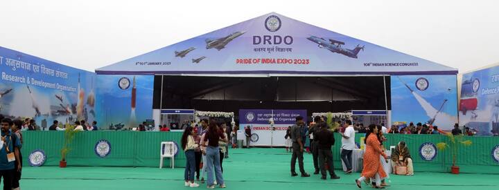 संरक्षण दलातील शस्त्र आणि तंत्रज्ञान आदींची माहिती प्रदर्शित करण्यात आल्यामुळे DRDO चे दालन विद्यार्थ्यांसाठी आकर्षणाचे केंद्र ठरत आहे.