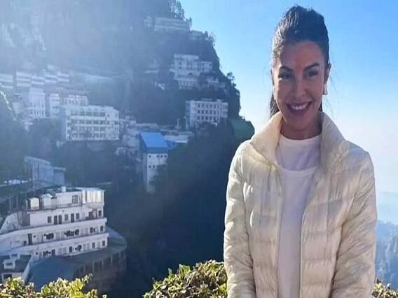 Jacqueline Fernandez at Vaishno Devi Temple Jacqueline Fernandez: કપાળ પર તિલક, ગળામાં ચુંદડી અને માતાજીની જય બોલાવતા જેક્લીન પહોંચી વૈષ્ણોદેવી મંદિર