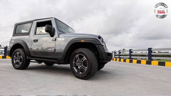 लूक आणि डिझाइन कशी असेल? डिझाइनच्या बाबतीत बोलायचे झाल्यास, महिंद्रा थार 2WD (रीअर-व्हील ड्राइव्ह) थार 4WD मॉडेलपेक्षा फारसे वेगळे नाही. एक्सटर्नल कारचा फरक पाहिल्याय 4X4 बॅजिंगची दिलेली नाही. बाकी इंटर्नल फिचर्समध्ये कोणताही बदल करण्यात आलेला नाही. ऑफ-रोड सेक्शनला हाताळण्यासाठी वेगळा गिअरबॉक्स देण्यात आलेला नाही.