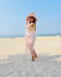 देबिना बनर्जी ने समंदर के किनारे स्विमसूट पहन दिए ग्लैमरस पोज, पति गुरमीत और बेटी के साथ एंजॉय किया डिनर डेट