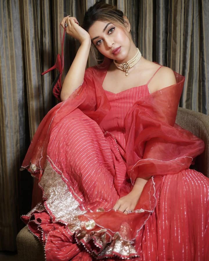 सोनारिका का कहना था कि उनकी फैमिली भगवान शिव की बहुत बड़ी भक्त है. इसलिए उनकी दादी और मां ने एक्ट्रेस को ऑफर एक्सेप्ट करने की सलाह दी थी और तभी एक्ट्रेस ने पार्वती बनने का फैसला किया था.