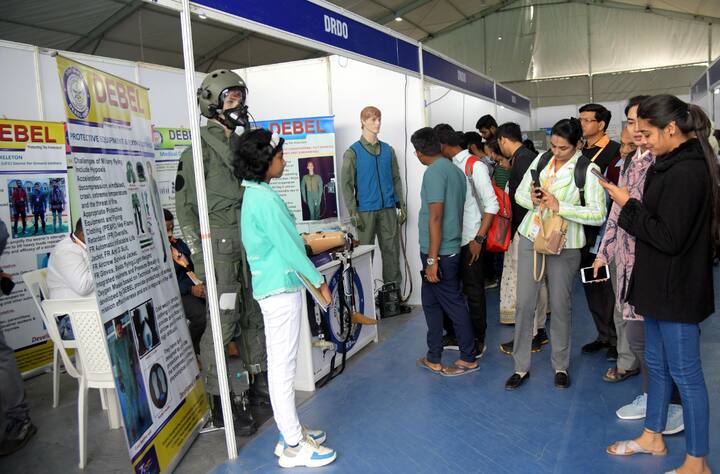 सैन्य दलातील शस्त्रांबद्दल चिमुकल्यांमध्ये कुतूहल असून यासोबत फोटो काढण्यासाठी मुले पालकांना आग्रह करत आहेत.