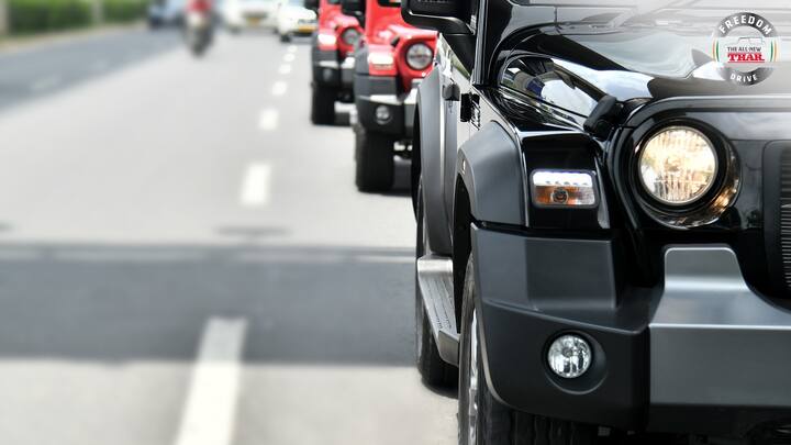 कलर ऑप्शन्स कोणते असतील? नवीन थार एसयूव्ही तीन नवीन कलरमध्ये सादर केली जाईल. यामध्ये एव्हरेस्ट व्हाइट, ब्लेझिंग ब्रॉन्झ आणि एक्वामेरीन कलरचा समावेश आहे. रेड रेज, नेपोली ब्लॅक आणि गॅलेक्सी ग्रे या इतर तीन पर्यायांव्यतिरिक्त हे कलर दिले जात आहेत.