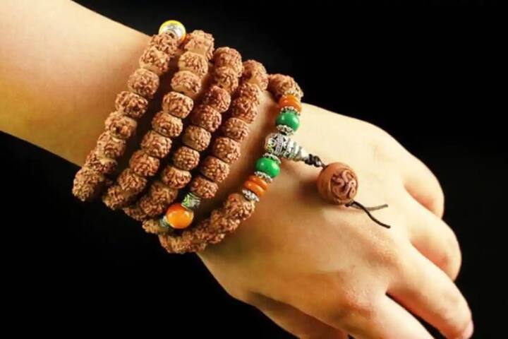 હિંદુ ધર્મમાં રૂદ્રાક્ષને પવિત્ર અને મહત્વપૂર્ણ માનવામાં આવે છે. પુરાણોમાં ઉલ્લેખ છે કે રુદ્રાક્ષ ભગવાન શિવના આંસુમાંથી બનાવવામાં આવ્યો હતો. ભોલેનાથ પોતે રુદ્રાક્ષની માળા ધારણ કરે છે. જે લોકો રૂદ્રાક્ષ ધારણ કરે છે તેમના પર ભગવાન શિવની કૃપા રહે છે. જો કે તેને ધારણ કરવાના અનેક નિયમો છે.