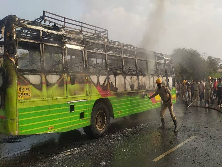 Burning Bus: कर्नाटकमध्ये महामार्गावरून धावणाऱ्या बसने अचानकपणे पेट घेतला.