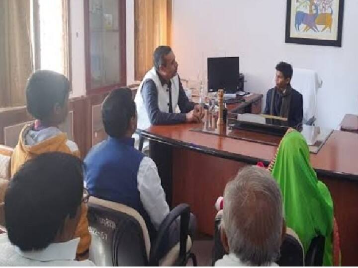 MP News: 'DM हो तो ऐसा'! डिंडौरी जिलाधिकारी ने किए ऐसे अद्भुत काम, CM शिवराज भी करने लगे तारीफ MP CM Shivraj Singh Chouhan Praises Dindori DM Vikas Mishra for his commendable service to Tribal Community ANN MP News: 'DM हो तो ऐसा'! डिंडौरी जिलाधिकारी ने किए ऐसे अद्भुत काम, CM शिवराज भी करने लगे तारीफ