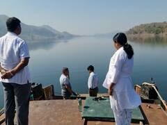 Nandurbar: नर्मदा काठावरील तरंगता दवाखाना धोकादायक स्थितीत, कर्मचाऱ्यांची आरोग्य सुविधा पुरविण्यासाठी धडपड