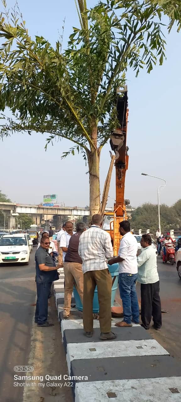 जी-20 परिषदेत 37 राष्ट्रांचे प्रतिनिधीमंडळ सहभागी होणार आहे. त्यामुळे विमानतळापासून ते सेनापती बापट रोडवरील जे. डब्लू. मेरिएट हॉटेलपर्यंतचा परिसर सुशोभित करण्यात येत आहे.