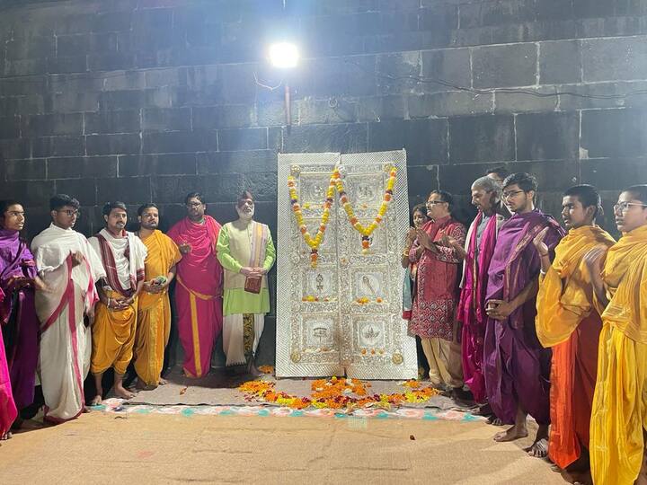 अति प्राचीन श्री त्र्यंबकेश्वर ज्योतिर्लिंगाचे (Trimbakeshwar Temple) संवर्धन करण्यासाठी आणि मंदिराच्या देखभालीच्या कामासाठी मंदिर बंद राहणार असल्याची माहिती मंदिर प्रशासनाकडून देण्यात आले आहे. मात्र वरील काळात त्रिकाल पूजा, पुष्प पूजा या नित्य नैमित्तिक पूजा सुरू राहणार आहेत. मात्र कोणत्याही भाविकांना प्रवेश दिला जाणार नाही.