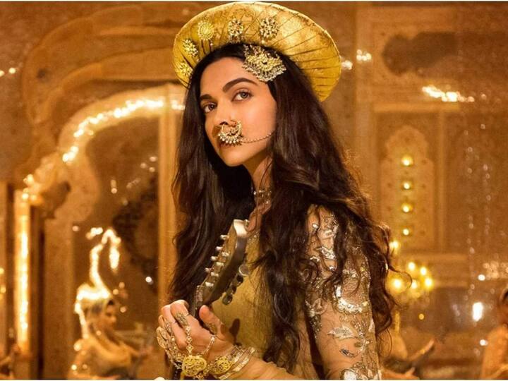 बाजीराव मस्तानी - मस्तानी : रणवीर सिंहसोबत दीपिकाची रोमँटिक केमिस्ट्री पुन्हा एकदा बाजीराव मस्तानी चित्रपटात पाहायला मिळाली. या चित्रपटात तिने मस्तानी ही योद्धा राजकुमारीची भूमिका साकारली होती.