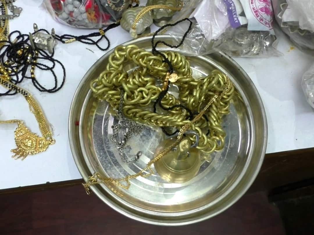 Pandharpur News विठूरायाच्या चरणी पोतेभर खोटे दागिने अर्पण Pandharpur News A sackful of fake ornaments offered at the Vitthal Temple Pandharpur News विठूरायाच्या चरणी पोतेभर खोटे दागिने अर्पण