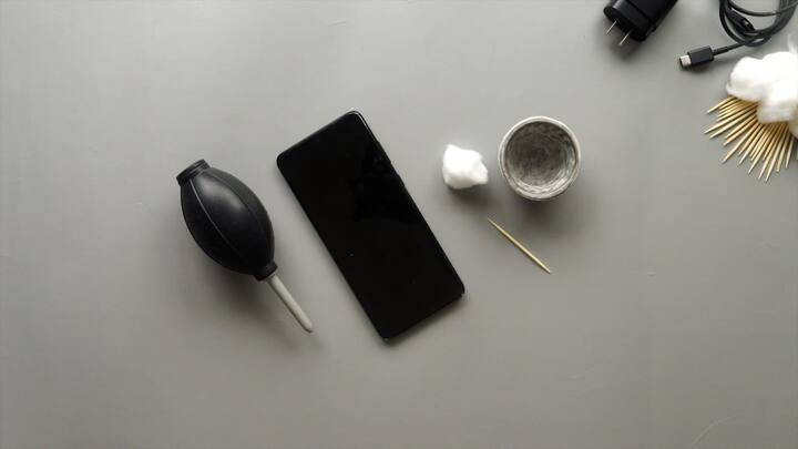 कभी भी मेन कैमरा की सफाई करने के लिए किसी नुकीली चीज का इस्तेमाल ना करें. इससे फोन के कैमरा लेंस पर दरार पड़ सकती है और यहां तक कि यह पूरी तरह से खराब भी हो सकता है.