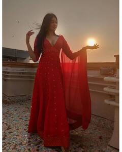 Adah Sharma:  అదాశర్మ అరచేతిలో సూర్యుడు