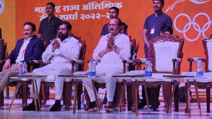 वेळेचे पक्के आणि शिस्तप्रिय नेते अशी विरोधीपक्षनेते अजित पवारांची ओळख आहे. सकाळी 6 वाजताचा कार्यक्रम असो किंवा रात्री 10 वाजताचा कार्यक्रम असो अजित पवार वेळेवर त्या कार्यक्रमाच्या ठिकाणी उपस्थित असतात. त्यांच्या या वक्तशीरपणाची कायम राज्यात चर्चा होते. त्यांचे अनेक दौरेही सकाळी 6 वाजता सुरु झाल्याचं आपण यापूर्वी पाहिलं आहे. त्यांच्या याच स्वभावाचा प्रत्यय आज देवेंद्र फडणवीसांनाही आला.