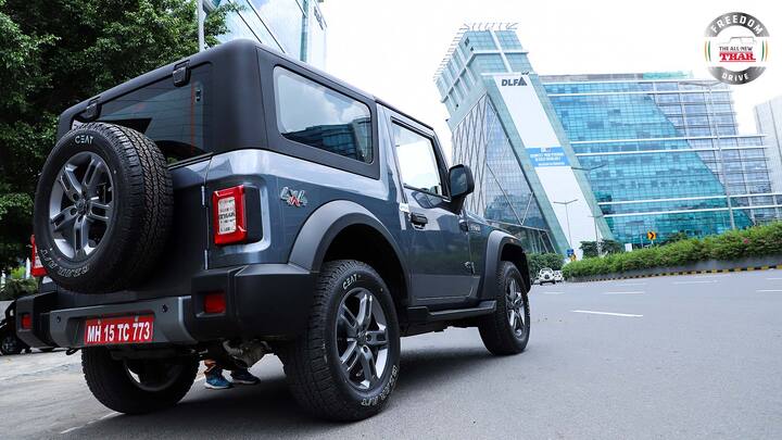 कोणाबरोबर होणार स्पर्धा? Mahindra & Mahindra ने थार RWD (Thar RWD) प्रकाराची लॉन्च टाईमलाईन उघड केलेली नाही. मात्र, येत्या काही दिवसांत तो लॉन्च केला जाऊ शकतो. कर सवलतींमुळे Mahindra Thar 2WD ची किंमत सध्याच्या थार व्हेरिएंटपेक्षा किमान रु. 1 लाख कमी असण्याची अपेक्षा आहे.