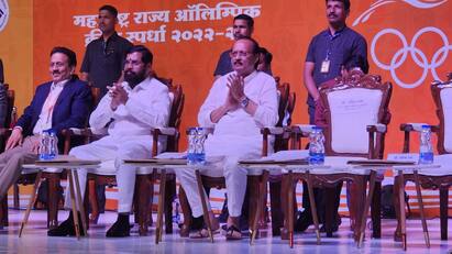 Ajit Pawar: देवेंद्र फडणवीस यांना घट्याळ दाखवून अजित पवार उप मुख्यमंत्र्यांच्या खुर्चीवर विराजमान झाले. याची पुण्यात सध्या चर्चा सुरु आहे..