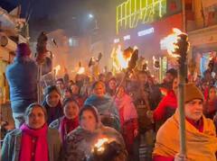 जोशीमठ में भू-कटाव से दहशत, लोगों ने निकाला मशाल जुलूस, NTPC का काम रोकने की दी धमकी