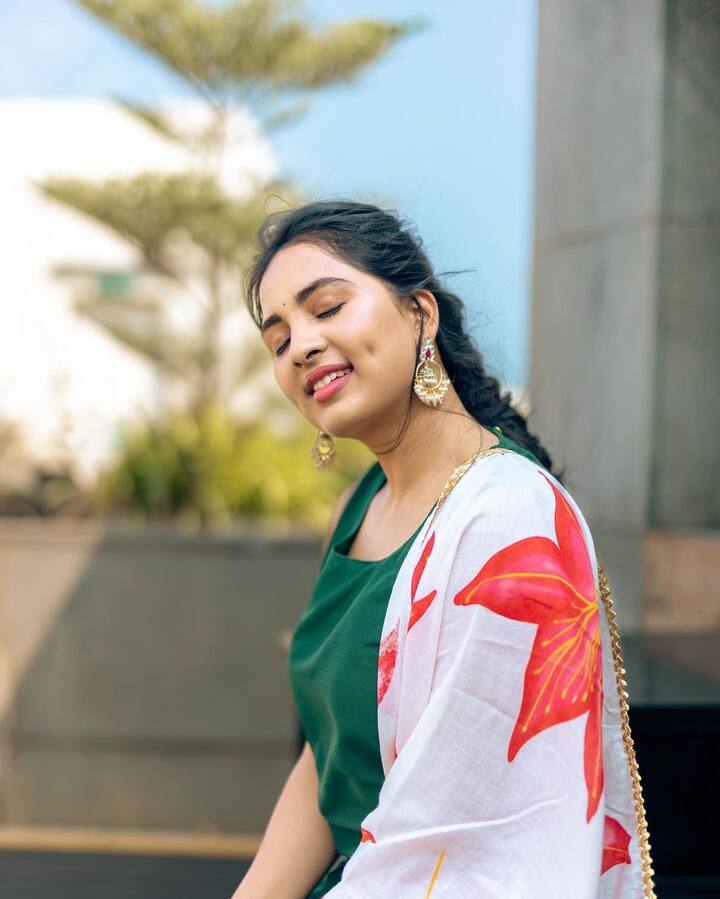 டார்லிங் திரைப்படத்தில் ஜி வி பிரகாஷின் முன்னாள் காதலியாக நடித்திருப்பார்